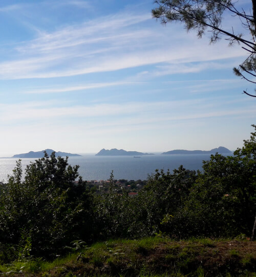 Vista de las Islas Cíes desde el camino portugués de la costa